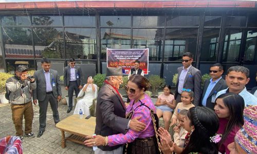 पूर्वप्रधानमन्त्री पुष्पकमल दाहालले खेले देउसी कलाकारहरुसँग, १ लाख दक्षिणा