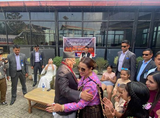 पूर्वप्रधानमन्त्री पुष्पकमल दाहालले खेले देउसी कलाकारहरुसँग, १ लाख दक्षिणा