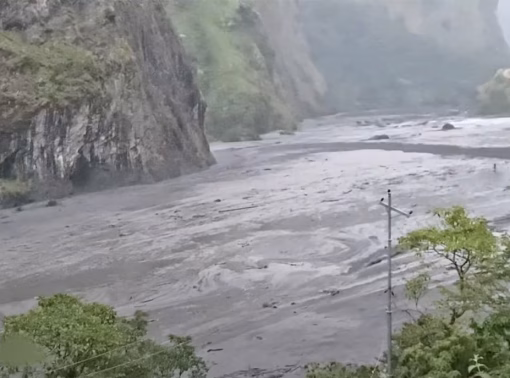 बूढीगण्डकी नदीमा आएको बाढीले गोरखाको सोतीमा रहेको मोटरेबल पुल बगायो, जनजीवन प्रभावित